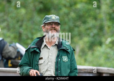 Rangers de bénévolat à Fish Creek, site d'observation de la faune, la Forêt Nationale Tongass Hyder, Alaska, USA Banque D'Images