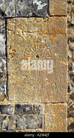 Une rayure sur le mur sud de l'église paroissiale de St Nicholas à Swafield, Norfolk, Angleterre, Royaume-Uni. Banque D'Images