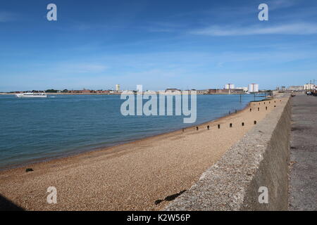 Une vue de la plage près de Clarence Pier, Southsea, à la recherche sur le Solent vers Portsmouth. Le Hampshire, au Royaume-Uni Banque D'Images