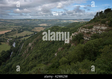 Suisse Normande, Suisse Normande Clecy France ci-dessus. Août 2017 Le parapente depuis les rochers de la Houle au-dessus de l'Orne et de Clecy près de Le Pain d Banque D'Images