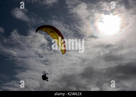 Suisse Normande, Suisse Normande Clecy France ci-dessus. Août 2017 Le parapente depuis les rochers de la Houle au-dessus de l'Orne et de Clecy près de Le Pain d Banque D'Images