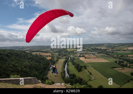 Suisse Normande, Suisse Normande Clecy France ci-dessus. Août 2017 Le parapente depuis les rochers de la Houle au-dessus de l'Orne et de Clecy près de Le Pain d Banque D'Images