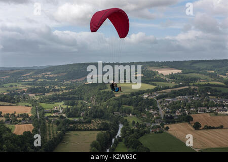 Suisse Normande, Suisse Normande Clecy France ci-dessus. Août 2017 Le parapente depuis les rochers de la Houle au-dessus de l'Orne et de Clecy près de Le Pain d Banque D'Images