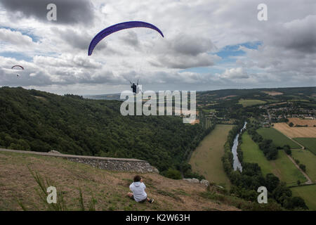 Suisse Normande, Suisse Normande Clecy France ci-dessus. Août 2017 Le parapente depuis les rochers de la Houle au-dessus de l'Orne et de Clecy près de Le Pain d Banque D'Images