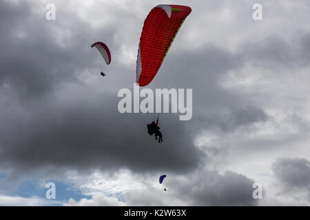 Suisse Normande, Suisse Normande Clecy France ci-dessus. Août 2017 Le parapente depuis les rochers de la Houle au-dessus de l'Orne et de Clecy près de Le Pain d Banque D'Images