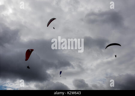 Suisse Normande, Suisse Normande Clecy France ci-dessus. Août 2017 Le parapente depuis les rochers de la Houle au-dessus de l'Orne et de Clecy près de Le Pain d Banque D'Images