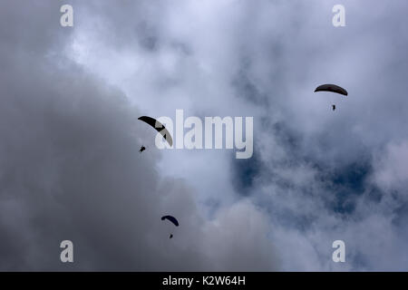 Suisse Normande, Suisse Normande Clecy France ci-dessus. Août 2017 Le parapente depuis les rochers de la Houle au-dessus de l'Orne et de Clecy près de Le Pain d Banque D'Images