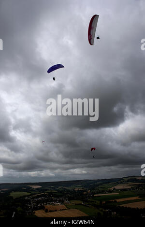 Suisse Normande, Suisse Normande Clecy France ci-dessus. Août 2017 Le parapente depuis les rochers de la Houle au-dessus de l'Orne et de Clecy près de Le Pain d Banque D'Images