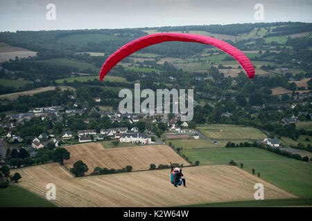 Suisse Normande, Suisse Normande Clecy France ci-dessus. Août 2017 Le parapente depuis les rochers de la Houle au-dessus de l'Orne et de Clecy près de Le Pain d Banque D'Images