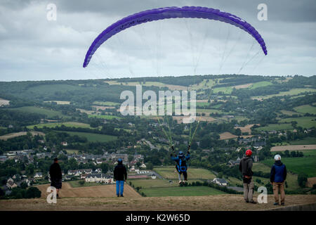 Suisse Normande, Suisse Normande Clecy France ci-dessus. Août 2017 Le parapente depuis les rochers de la Houle au-dessus de l'Orne et de Clecy près de Le Pain d Banque D'Images