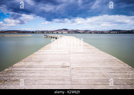 Dock en bois sur le Lac de Chiusi en Toscane en Italie Banque D'Images