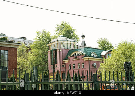 Hôtel particulier rose moderne à Moscou au printemps, ulitsa Iakimanka Banque D'Images