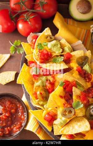 Nachos chargé avec la salsa, guacamole, fromage et jalapeno Banque D'Images