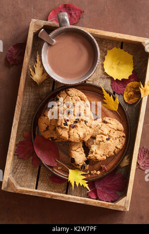 Chocolat chaud boisson chaude ambiance les feuilles d'automne cookies Banque D'Images