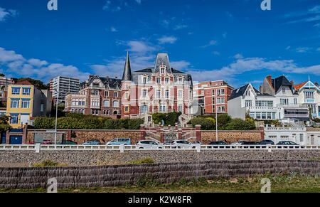 Maisons sur le front de mer donnant sur la mer dans le Havre, France Banque D'Images