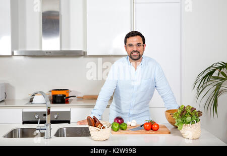 La préparation des aliments l'homme arabe dans son appartement urbain lumineux Banque D'Images