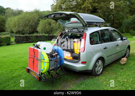 Location de paniers et prêt à quitter les campagnes sur des vacances d'août Carmarthenshire locations à la côte galloise du Pembrokeshire, Pays de Galles de l'Ouest Royaume-uni KATHY DEWITT Banque D'Images