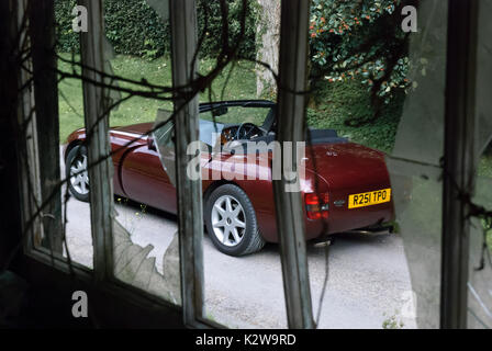 Tvr griffith voiture de sport classique vue à travers des vitres cassées Banque D'Images