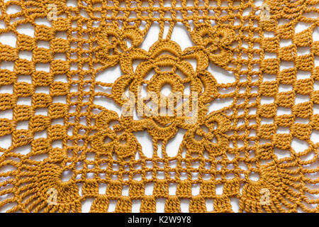Nappe en dentelle jaune texture sur fond blanc. Banque D'Images