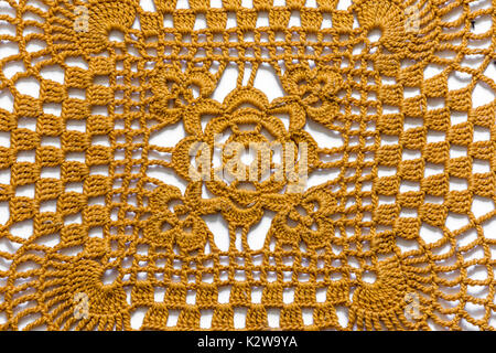 Nappe en dentelle jaune texture sur fond blanc. Banque D'Images