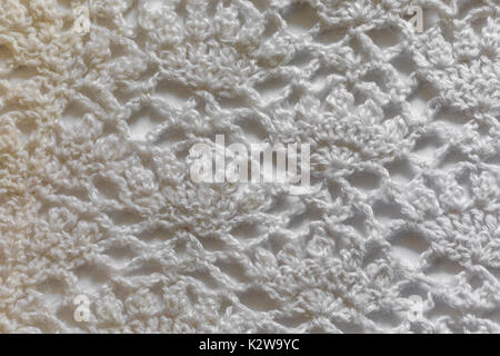 Nappe en dentelle blanc texture sur fond blanc. Banque D'Images