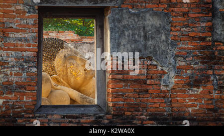 Bouddha couché dans les ruines d'un Temple Temple de Phutthaisawan à Ayutthaya Historical Park, UNESCO World Heritage Site en Thaïlande Banque D'Images