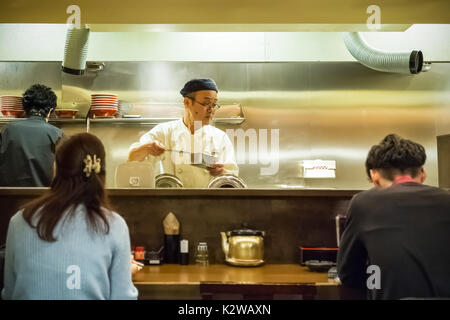 KYOTO, JAPON - 20 novembre : le restaurant de Ramen à Kyoto, au Japon le 20 novembre 2013. Ramen japonais non identifié chefs préparer un bol de nouilles ramen fo Banque D'Images