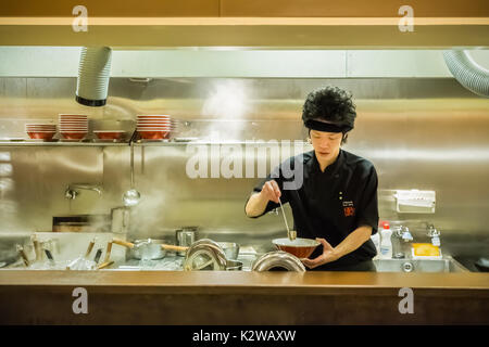 KYOTO, JAPON - 20 novembre : le restaurant de Ramen à Kyoto, au Japon le 20 novembre 2013. Ramen japonais non identifié chefs préparer un bol de nouilles ramen fo Banque D'Images