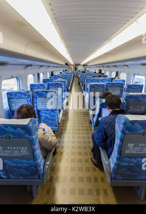 KYOTO, JAPON - 21 novembre : Intérieur de Hikari Shinkansen à Kyoto, au Japon le 21 novembre 2013. "Light" est le nom du train, est apparu pour la première fois en 19 Banque D'Images