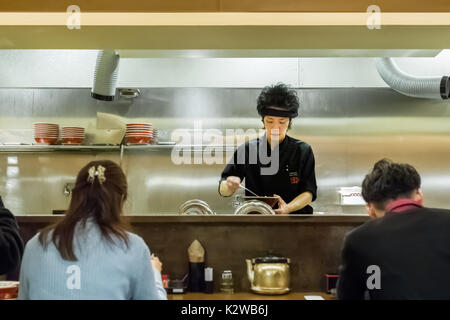 KYOTO, JAPON - 20 novembre : le restaurant de Ramen à Kyoto, au Japon le 20 novembre 2013. Ramen japonais non identifié chefs préparer un bol de nouilles ramen fo Banque D'Images