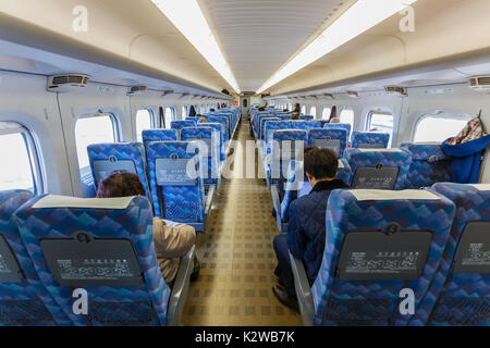 KYOTO, JAPON - 21 novembre : Intérieur de Hikari Shinkansen à Kyoto, au Japon le 21 novembre 2013. "Light" est le nom du train, est apparu pour la première fois en 19 Banque D'Images