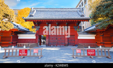 TOKYO, JAPON - 28 NOVEMBRE 2015 : l'Akamon (la porte rouge) à l'Université de Tokyo, campus de Hongo construit en 1827 la porte, lequel a fait l'objet de la restauration en 1961 et r Banque D'Images