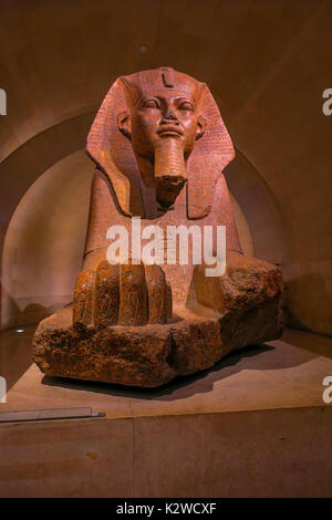 La fameuse statue du grand Sphinx égyptien de Tanis dans le musée du Louvre à Paris, France Banque D'Images