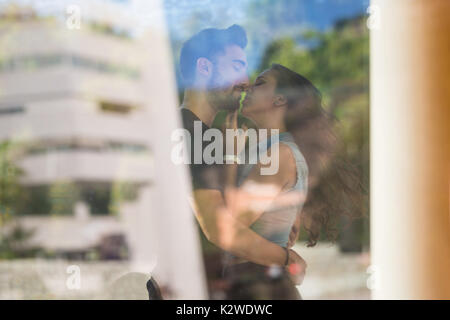 Portrait de couple in love embrasser passionnément derrière Banque D'Images