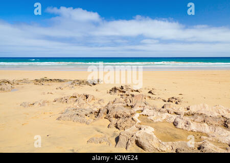 Rochers de grès sur la plage de Porto Santo, île de l'archipel de Madère Banque D'Images