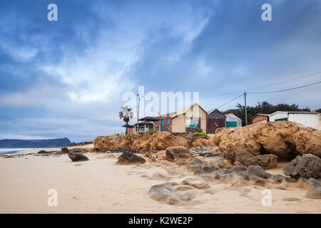 Granges côtières sur la plage de l'île de Porto Santo dans l'archipel de Madère, Portugal Banque D'Images