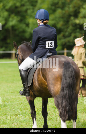 Jeune et ses concurrentes poney dans le gymkhana lors de l'assemblée annuelle de la vallée de 12 essais cliniques en chien de berger du nord du Pays de Galles 12 Glyn Banque D'Images