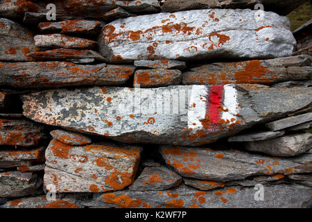 Détail du mur en pierre sèche, en Suisse. Banque D'Images