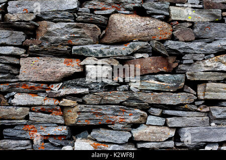 Détail du mur en pierre sèche, en Suisse. Banque D'Images