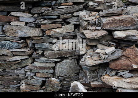 Détail du mur en pierre sèche, en Suisse. Banque D'Images