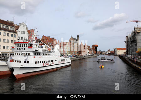 Le navire de croisière appartenant à Onyx par Zegluga Gdanska est amarré sur la rivière Motlawa par la vieille ville de Gdansk au nord de la Pologne, photographié le 20 août 2 Banque D'Images