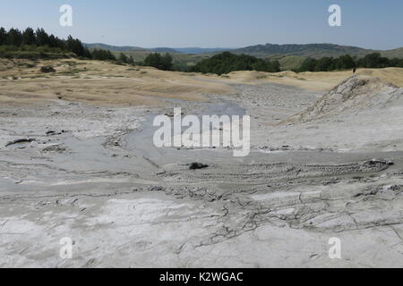 Berca volcans de boue sont réservation géologiques et botaniques dans scorțoasa située près de berca, Buzău, Roumanie. La boue s'écoule lentement de cratère Banque D'Images