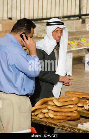 Les musulmans Vente de pain à la Porte de Damas. Vieille ville de Jérusalem. Israël Banque D'Images