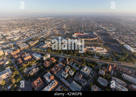 Vue aérienne du parc d'exposition, le LA Memorial Coliseum et l'Université de Californie du Sud, près du centre-ville de Los Angeles. Banque D'Images