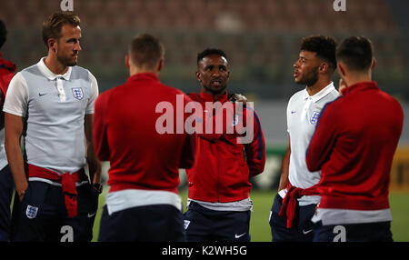 Jermain Defoe l'Angleterre (centre), Harry Kane (à gauche) et Alex Oxlade-Chamberlain (à droite) lors d'une visite du Stade National, Ta' Qali, Malte. Banque D'Images