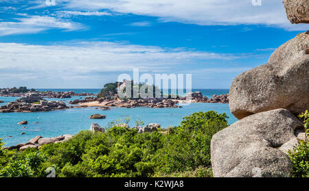 France, Bretagne, Côtes d'Armor, Côte de Granit Rose (côte de granit rose), Trégastel, vue du Château de Costaérès, un manoir médiéval ho Banque D'Images