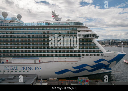 Cabines et pont sur le côté tribord du Regal Princess bateau de croisière qu'il est amarré à quai à Oslo, Norvège. Banque D'Images