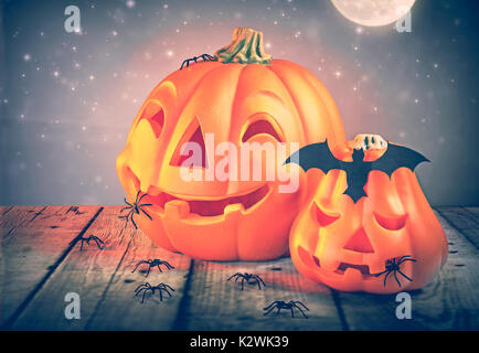 Décoration de citrouilles d'Halloween, deux visages sculptés avec courges orange décoré avec de nombreuses araignées et effrayant bat, nuit de la partie décoration pour la maison de vacances d'automne Banque D'Images