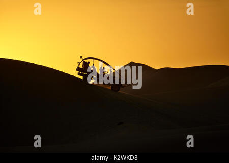 Buggy des dunes au coucher du soleil sur les dunes de sable dans le désert près de l'Oasis de Huacachina, Ica, Pérou, Amérique du Sud Banque D'Images