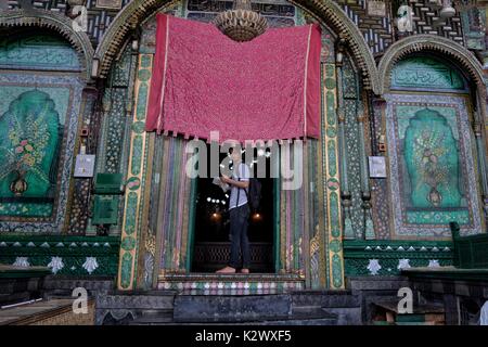 Srinagar, Inde. 17 Juin, 2017. Les gens paient leur respect au khanqah-e-Moulla. Un dévot embrasse l'entrée du lieu de culte comme l'entre. Credit : Qazi Wasif/Pacific Press/Alamy Live News Banque D'Images